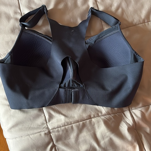 Bag of bras : sport, lightly lined, not lined etc size range 34d - 36dd M - L. - Picture 6 of 7